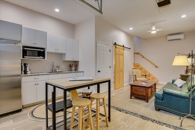 Building Photo - 651 Oak Meadow Ln