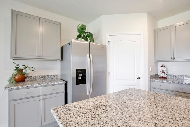 Building Photo - Beautiful 4 Bedroom, 2 bath home is Available for Rent in the Forest Lake Community!