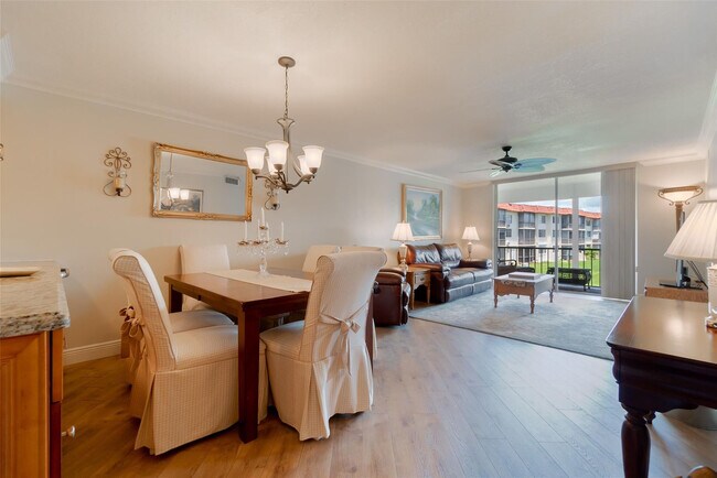 Building Photo - 820 S Hollybrook Dr