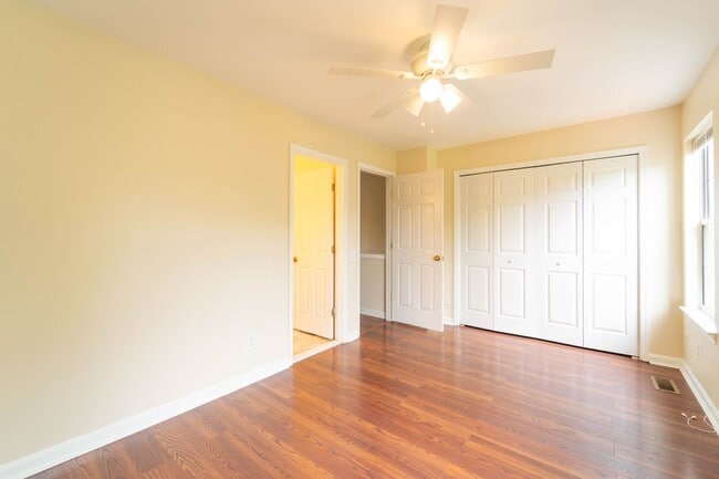 Building Photo - Updated 3-Level End Unit Townhouse in Caro...