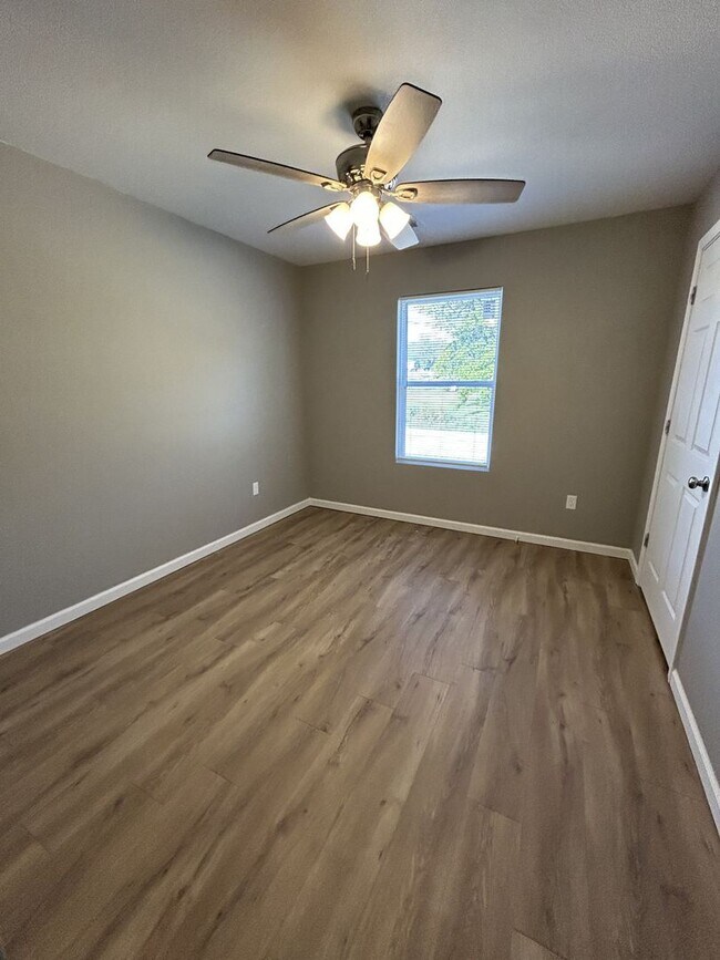 Building Photo - 718 Columbus St