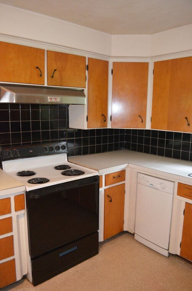 Building Photo - 3 bed, 2 bath home in Parkade area