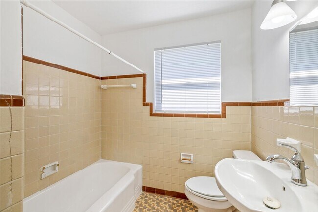 Building Photo - 202 Juniper Dr