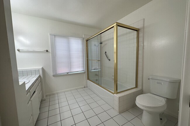 Building Photo - 4608 Saloma Ave