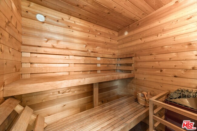 Building Photo - 2300 Ronda Vista Dr