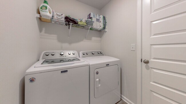 Building Photo - 5 Bedroom / 3 Bathroom Home  in Hammock Bay w/Fenced in Yard