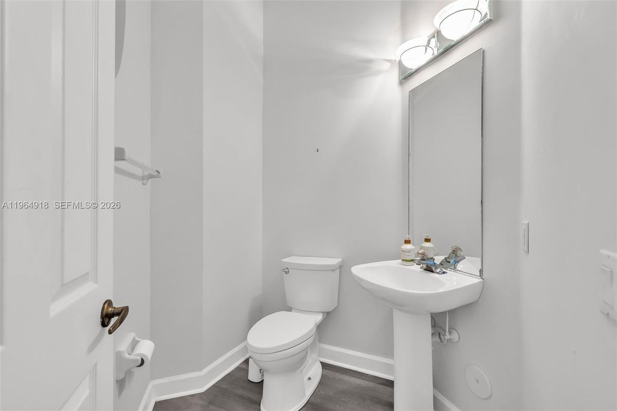 Building Photo - 558 NW 118th Ave