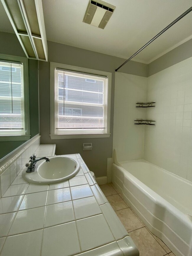Building Photo - Charming Palo Alto Single-Story Home with Private Backyard