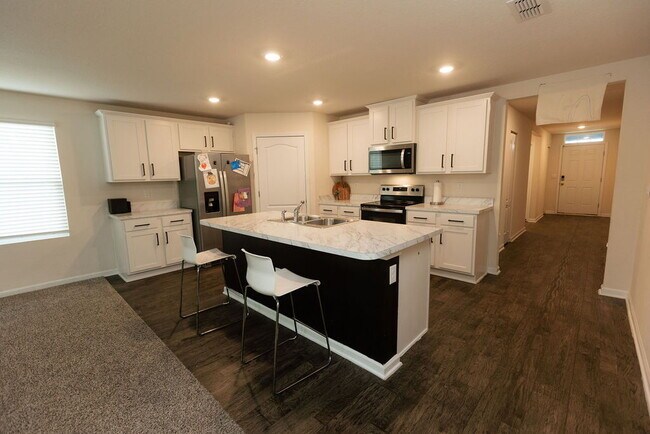 Building Photo - 4 Bedroom 2 bath home for rent