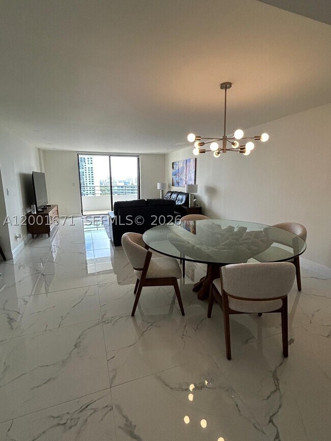 Building Photo - 2500 Parkview Dr