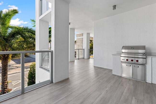 Building Photo - 475 E Royal Palm Rd
