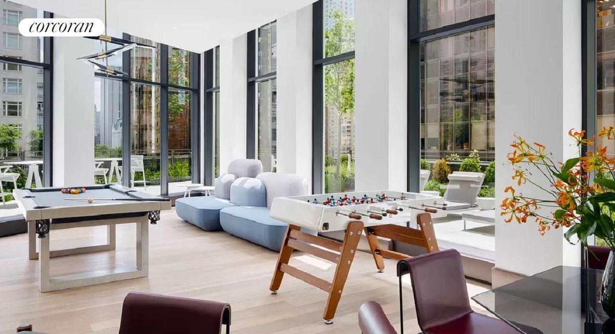 Building Photo - 15-1869 W 61st St