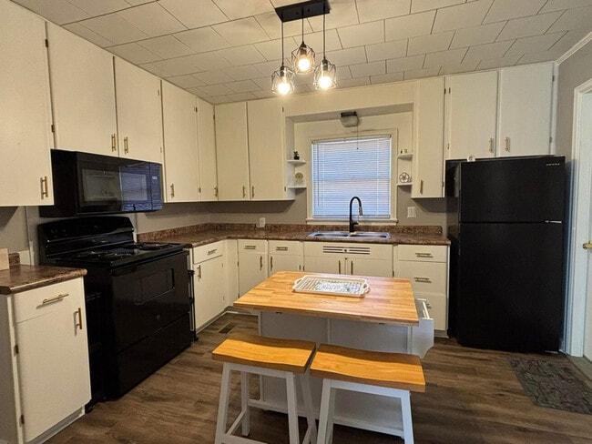 Building Photo - 524 W Strawn Ave