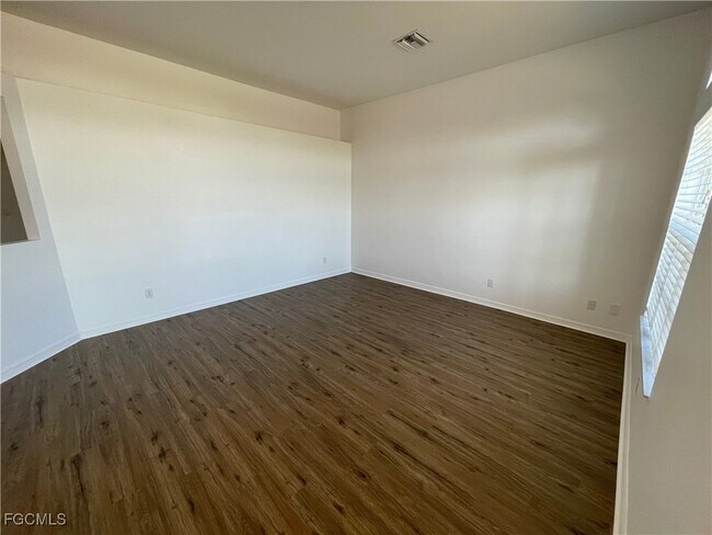 Building Photo - 1611 Hines Ave