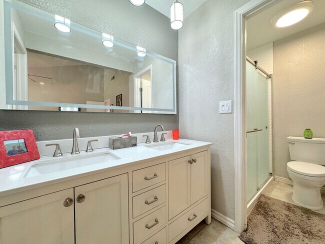 Building Photo - 6851 Amposta Dr