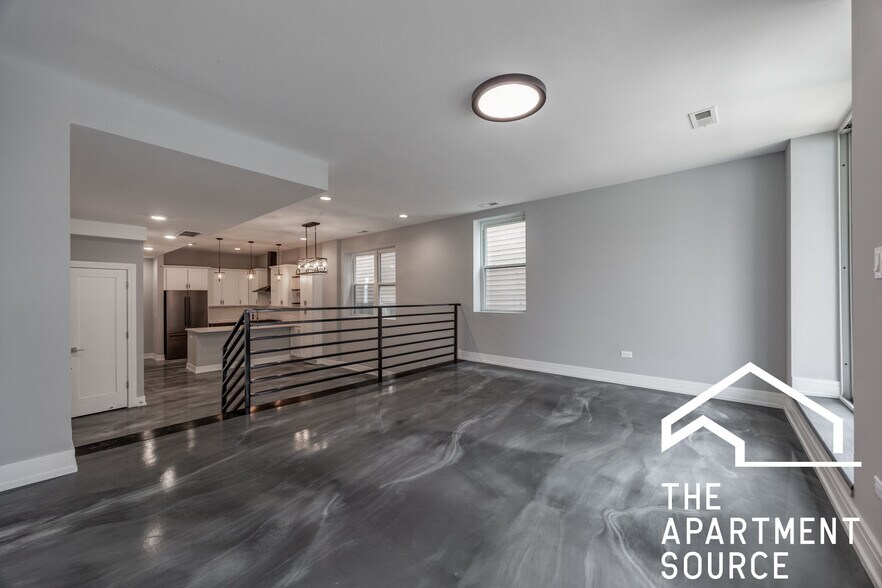 Building Photo - 3255 N Elston Ave