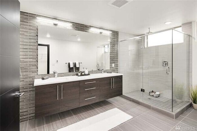 Building Photo - 3041 20th Ave W