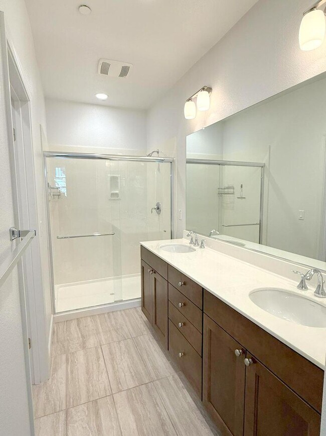 Building Photo - NEW PRICE ! Modern & Luxurious Ryan Terrac...