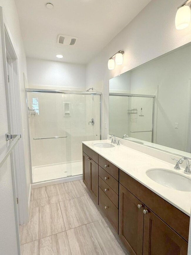 Building Photo - REDUCED ! Modern & Luxurious Ryan Terrace ...