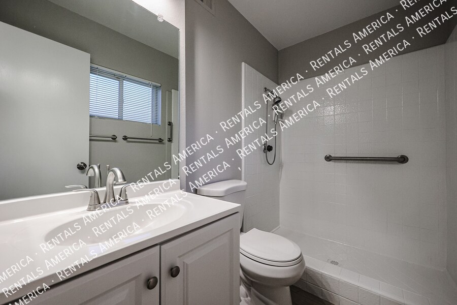 Building Photo - 3333 S Parkside Dr