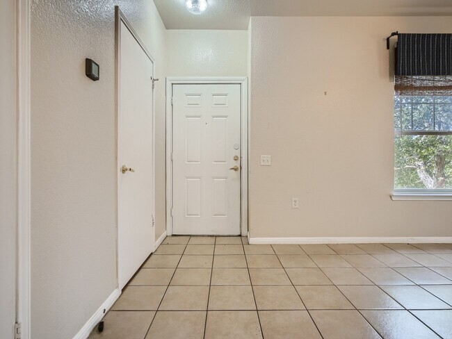 Building Photo - 1200 Perez St