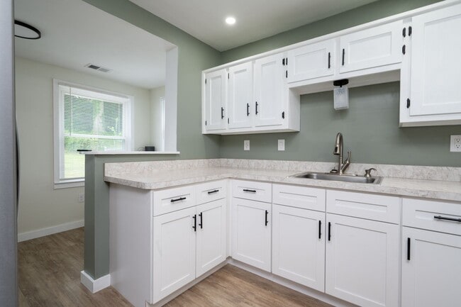 Building Photo - 3 Bed/1 Bath duplex