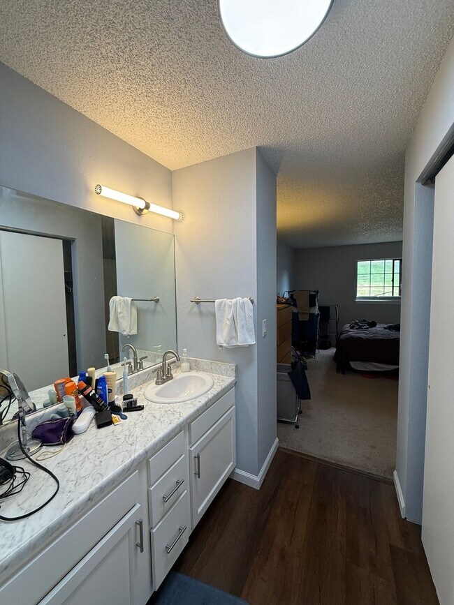 Building Photo - Spacious 2bd/2ba Condo- Lakewood CO, Available 7/10/26!