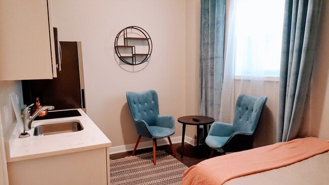 Building Photo - Contemporary studio in Lincoln Park