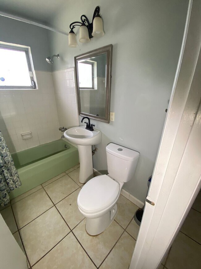 Building Photo - Three bedrooms one bath Deltona