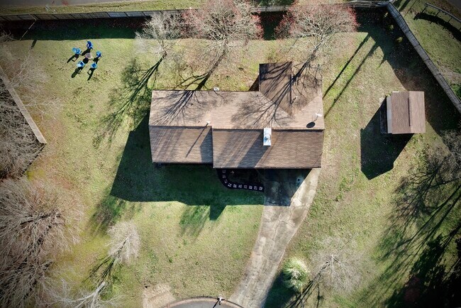 Building Photo - 201 Deerchase Dr