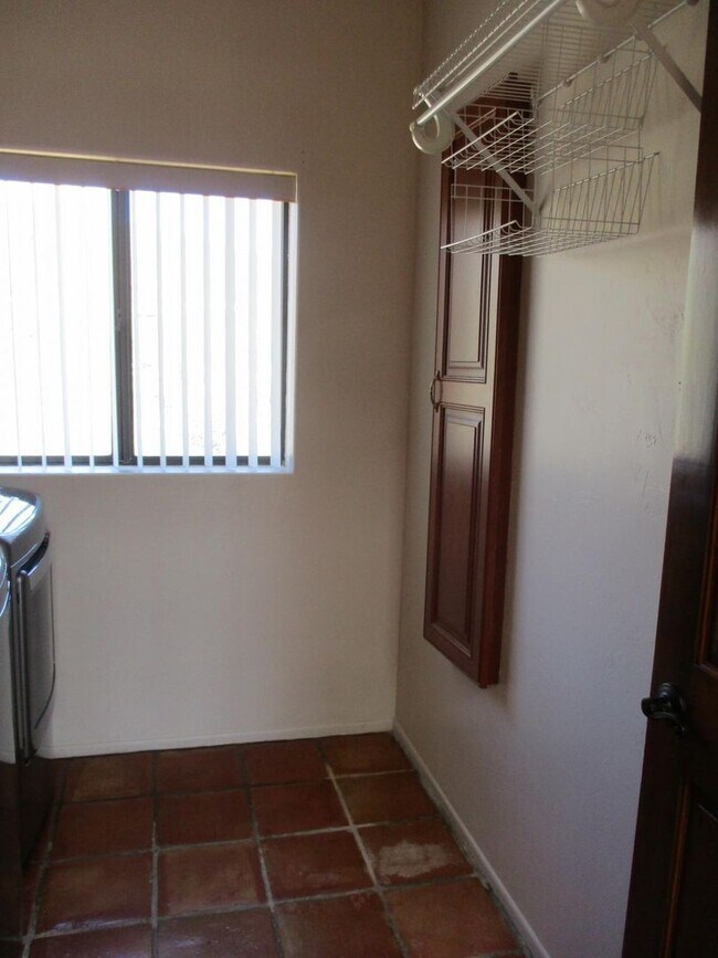 Building Photo - 4 bedroom 2.5 Bath