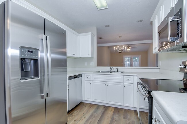 Building Photo - Updated 2 Bed 2 Bath Townhouse!