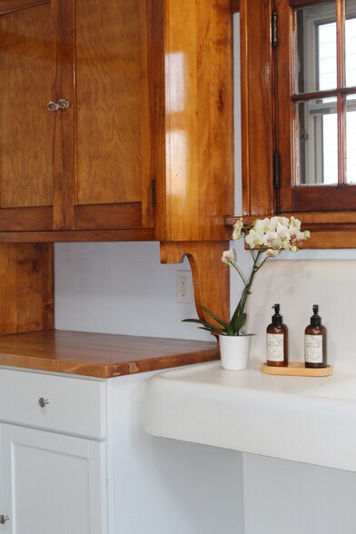 Cast iron farmhouse sink - 5411 W National Ave