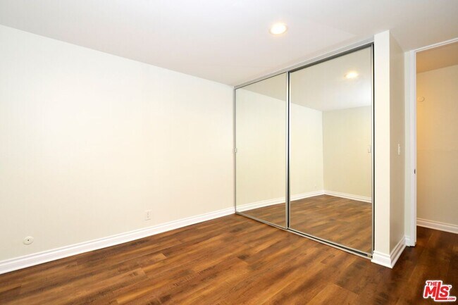 Building Photo - 5950 Canterbury Dr