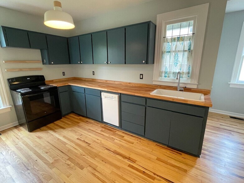 Butcher block counter & Great light - 3915 NE Rodney Ave