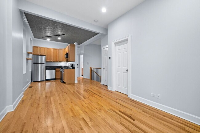 Building Photo - 825 N Winchester Ave