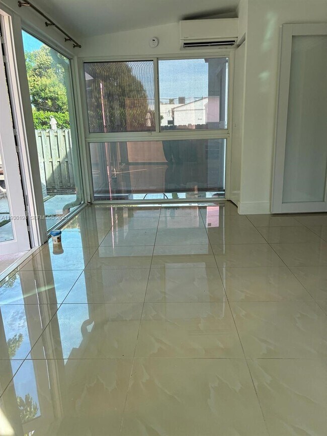 Building Photo - 1757 SW 24th Ter