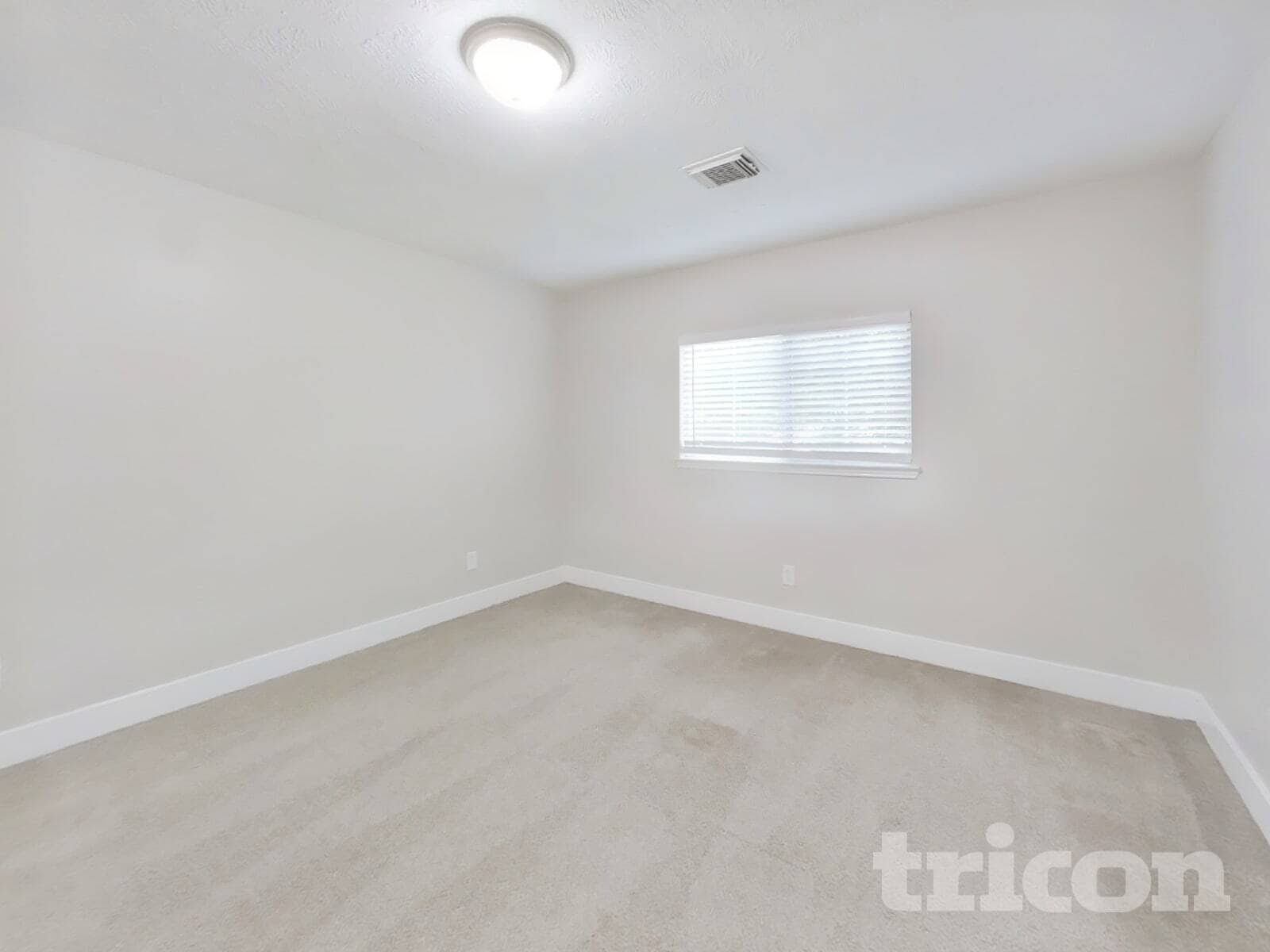 Building Photo - 18167 Woodsdale Ct