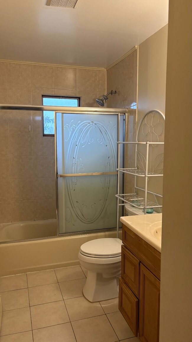 Building Photo - 182 Jerusalem Ave