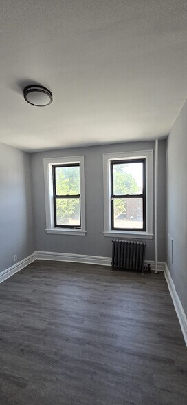 749 Chancellor Ave 304 - 20 Cornell St
