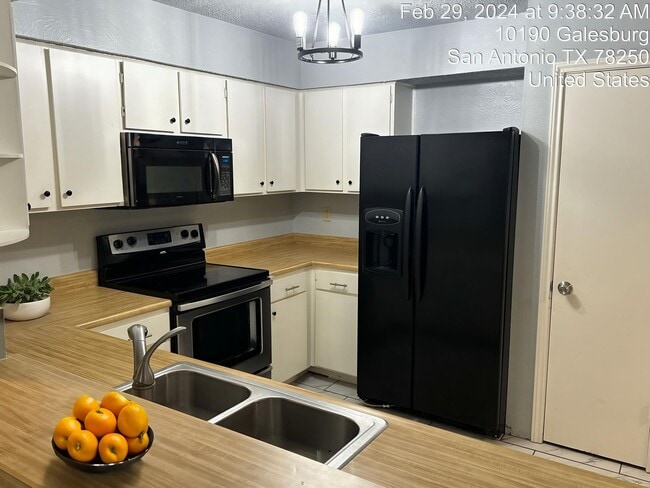 Building Photo - Comfort and Convenience Awaits YOU!