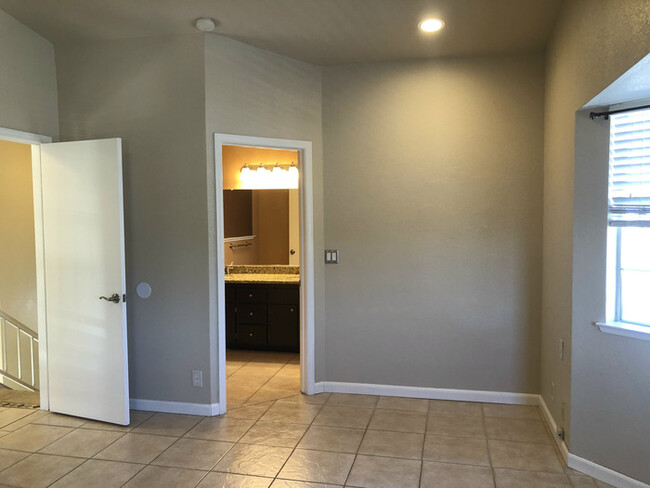 Building Photo - Cozy & Well-Maintained Home in a Peaceful ...