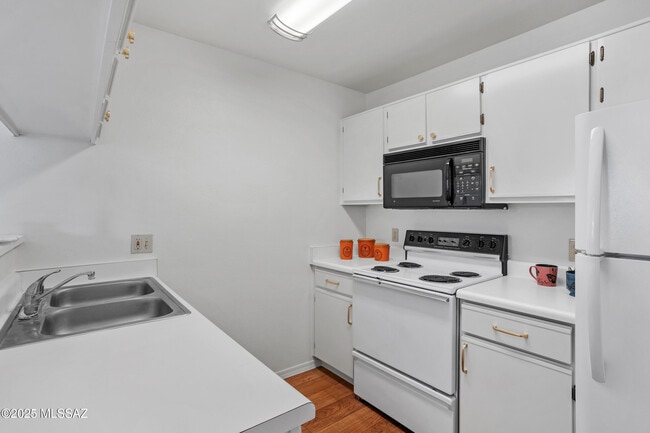 Building Photo - 5751 N Kolb Rd