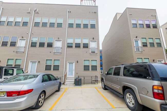 Building Photo - 1541 Ogden St