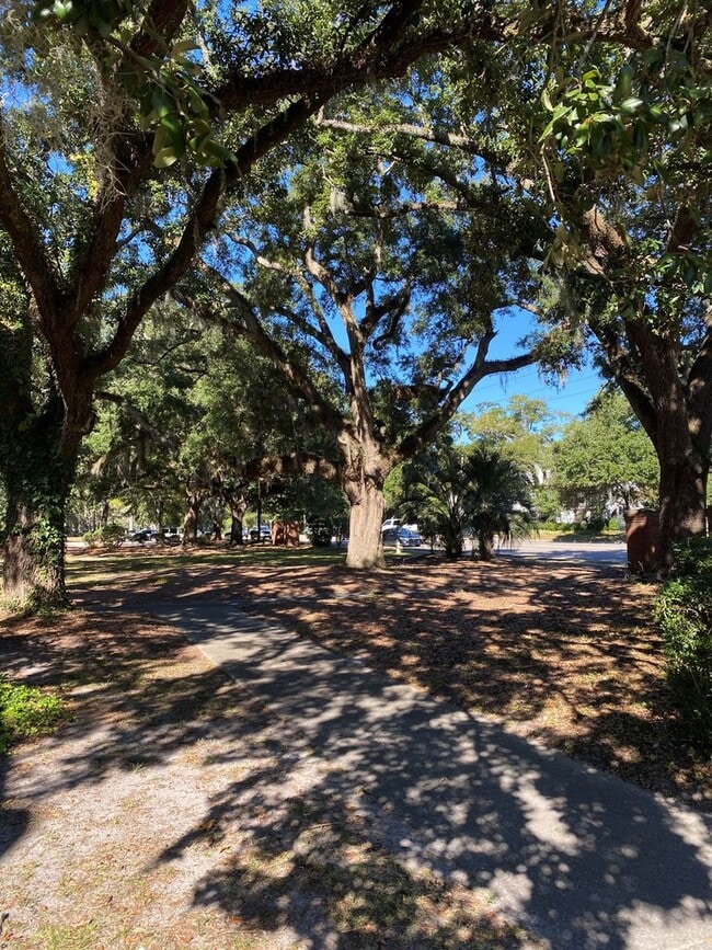 Building Photo - 2940 Oleander Dr