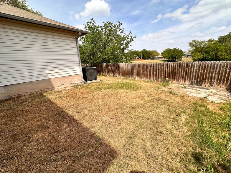 Building Photo - Room in House on Heyerdahl Dr
