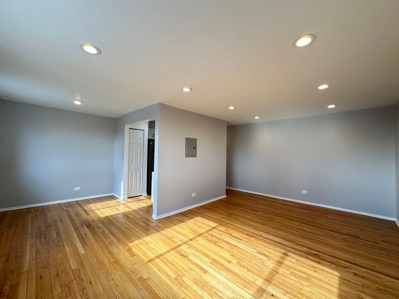 Building Photo - 6954 N Sheridan Rd