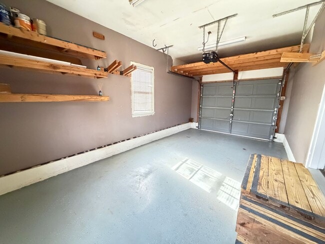 Building Photo - Prime location for a perfect 3 bed and 1.5 bath home!