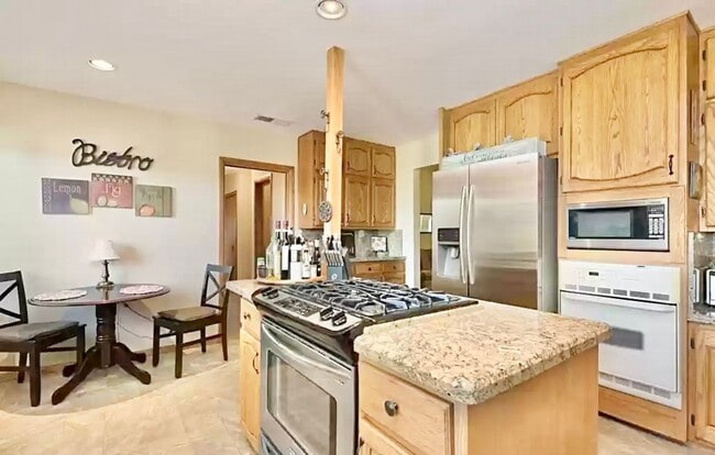 Building Photo - Amazing Location & Sprawling Country Livin...