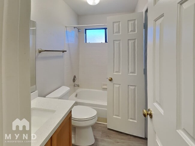 Building Photo - 634 N Quartz St